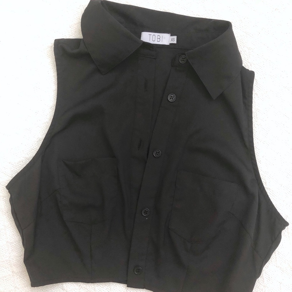 BLACK CROP TOP.